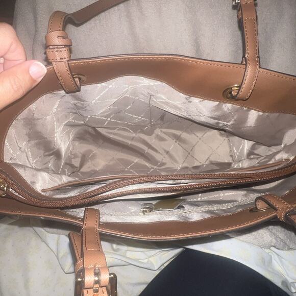 Authentic NWT Michael Kors Women's Walsh Vanilla Monogram MD MF Laptop Tote - Picture 3 of 5